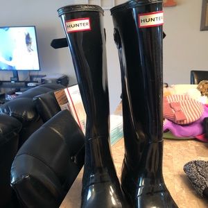Tall hunter boots w/ fleece insoles.